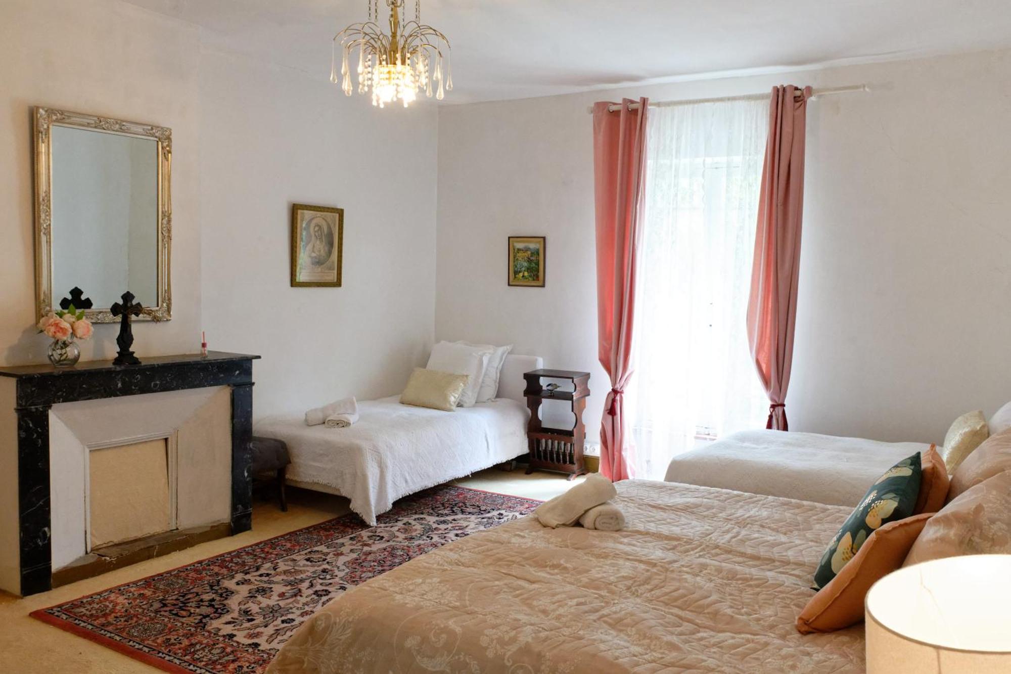 Chateau Saint-Joseph, Grand Gites 4 Etoiles En Pleine Nature Mazerolles-du-Razes Rum bild